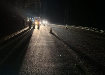 Caminhão atropela idoso e depois bate em carro na rodovia do Contorno, em Poços de Caldas