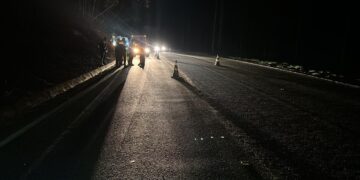 Caminhão atropela idoso e depois bate em carro na rodovia do Contorno, em Poços de Caldas