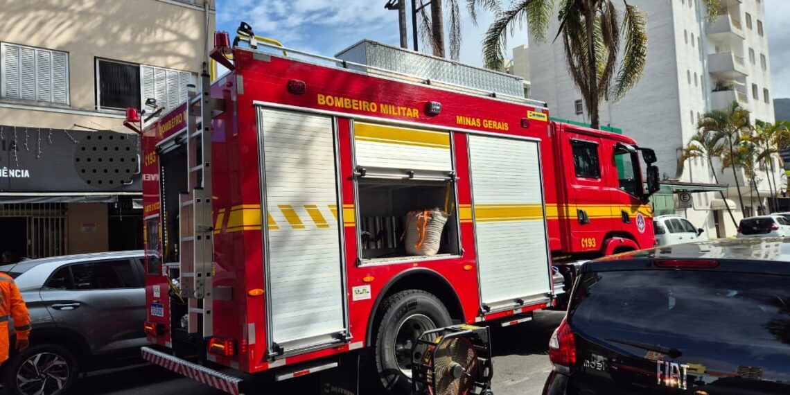 Curto-circuito causa princípio de incêndio em conveniência no centro de Poços de Caldas