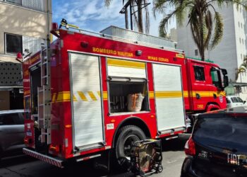 Curto-circuito causa princípio de incêndio em conveniência no centro de Poços de Caldas