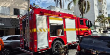 Curto-circuito causa princípio de incêndio em conveniência no centro de Poços de Caldas