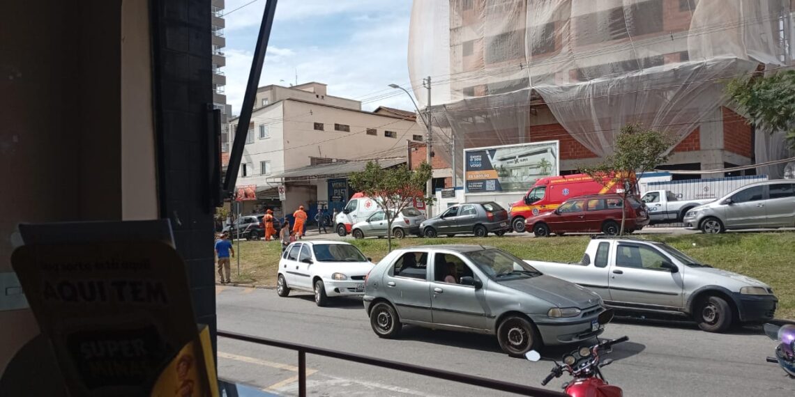 Motociclista e pedestre ficam feridos após acidente na zona oeste de Poços de Caldas