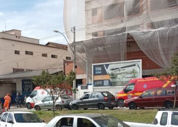 Motociclista e pedestre ficam feridos após acidente na zona oeste de Poços de Caldas
