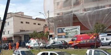 Motociclista e pedestre ficam feridos após acidente na zona oeste de Poços de Caldas