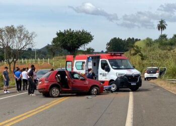 Mulher fica presa às ferragens após acidente na BR-146