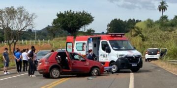 Mulher fica presa às ferragens após acidente na BR-146