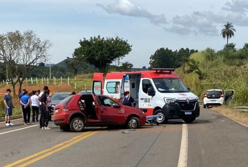 Mulher fica presa às ferragens após acidente na BR-146