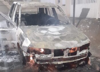 Carro fica destruído após incêndio no Sul de Minas