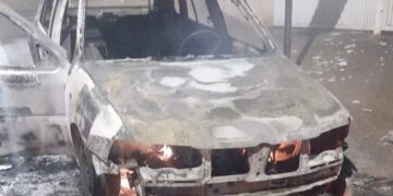 Carro fica destruído após incêndio no Sul de Minas