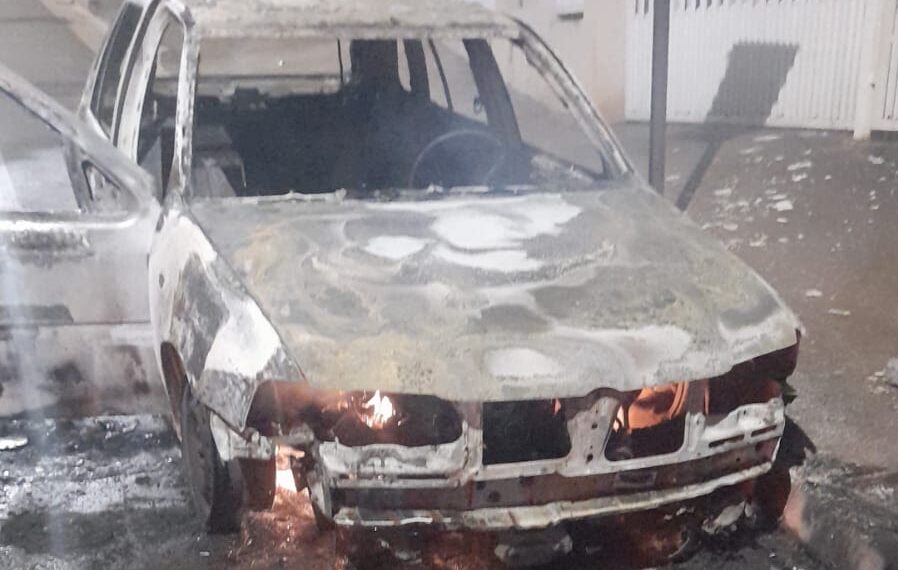 Carro fica destruído após incêndio no Sul de Minas