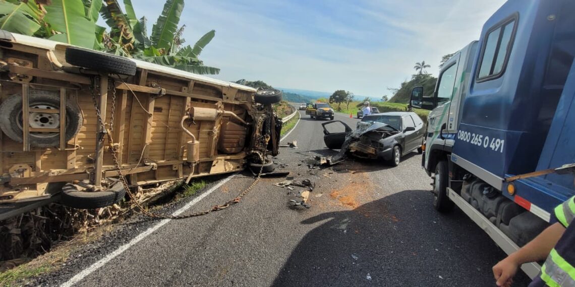 Passageira fica ferida após colisão entre van e carro na MGC-491