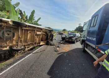 Passageira fica ferida após colisão entre van e carro na MGC-491