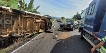 Passageira fica ferida após colisão entre van e carro na MGC-491