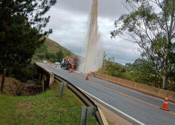 Rompimento em adutora pode causar falta d’água em bairros de Poços; confira