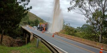 Rompimento em adutora pode causar falta d’água em bairros de Poços; confira