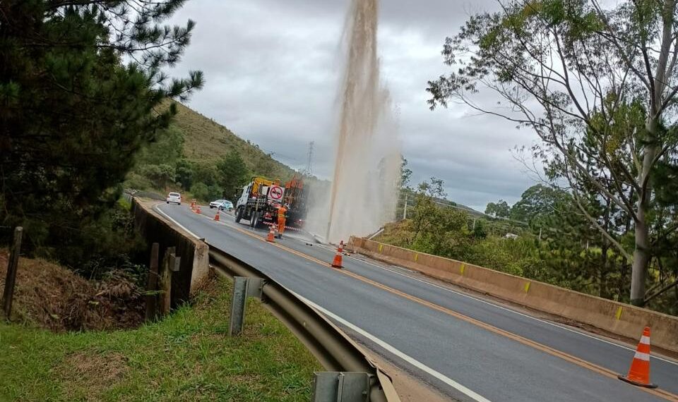 Rompimento em adutora pode causar falta d’água em bairros de Poços; confira
