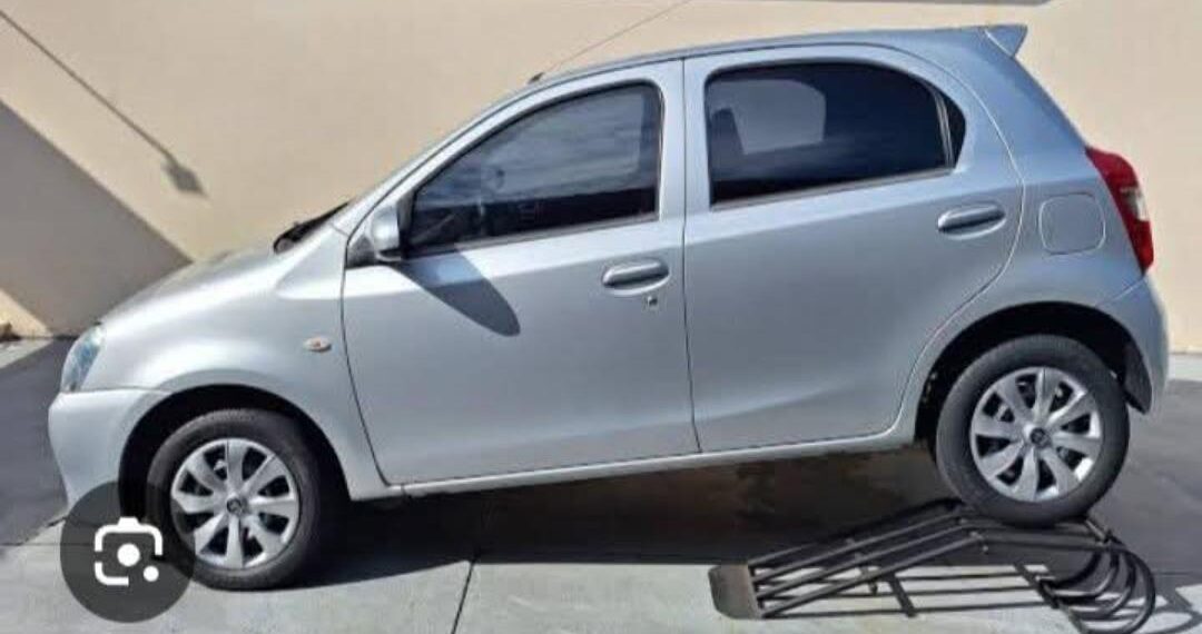 Motorista de aplicativo tem carro levado em assalto após emboscada em Poços