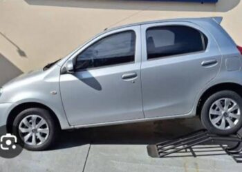 Motorista de aplicativo tem carro levado em assalto após emboscada em Poços