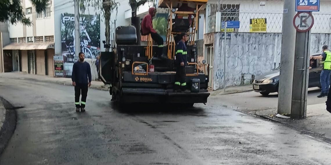 Após defeitos em obra na Avenida Santo Antônio, empresa é notificada e retoma serviço