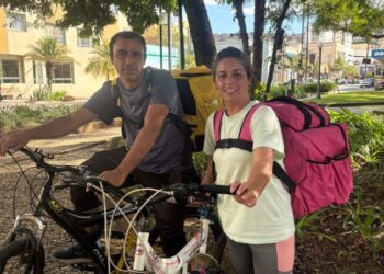 Amor, trabalho e sonhos: de bicicleta, casal faz entregas para sustentar a família em Poços