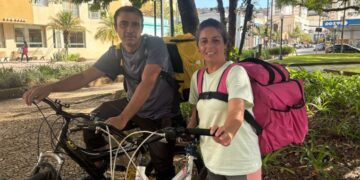 Amor, trabalho e sonhos: de bicicleta, casal faz entregas para sustentar a família em Poços