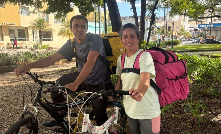 Amor, trabalho e sonhos: de bicicleta, casal faz entregas para sustentar a família em Poços