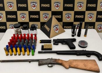 Homem é preso após agredir companheira; polícia apreende pistola com mira a laser e outras armas