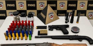 Homem é preso após agredir companheira; polícia apreende pistola com mira a laser e outras armas