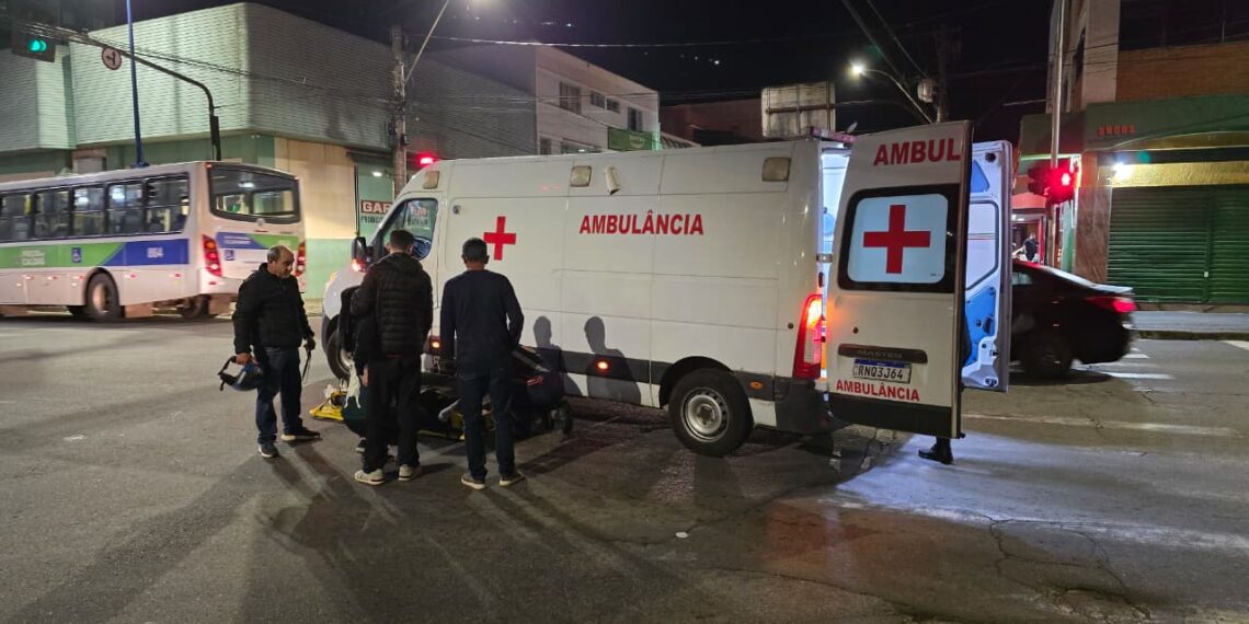 Motociclista fica ferida após colisão entre motos no Centro de Poços de Caldas