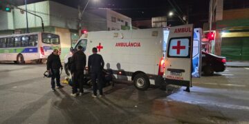Motociclista fica ferida após colisão entre motos no Centro de Poços de Caldas