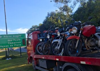 Operação da PMR resulta em 38 autuações e apreensões de motos em Poços