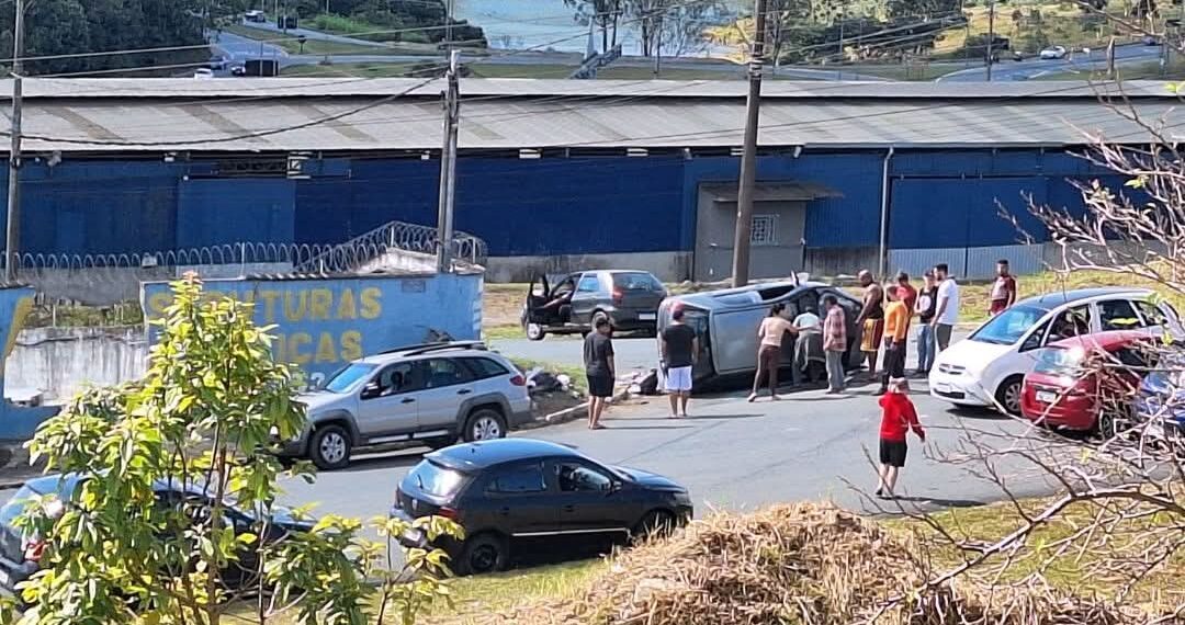 Motorista sai ileso após carro capotar em Poços; motor do veículo se soltou