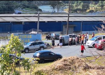 Motorista sai ileso após carro capotar em Poços; motor do veículo se soltou