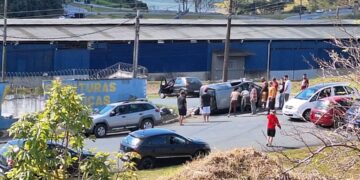 Motorista sai ileso após carro capotar em Poços; motor do veículo se soltou