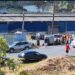 Motorista sai ileso após carro capotar em Poços; motor do veículo se soltou