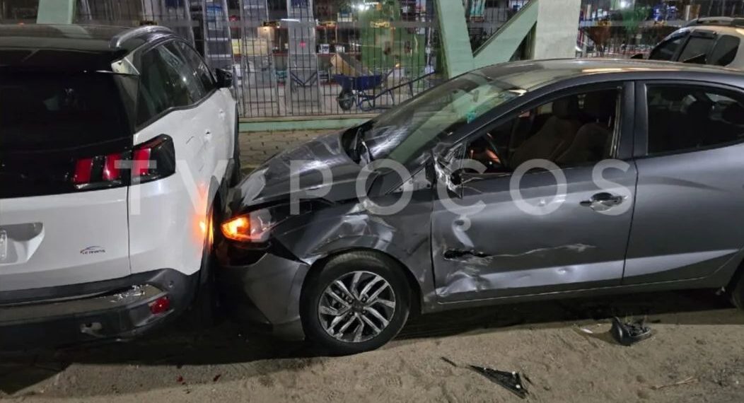 Colisão na Avenida João Pinheiro envolve caminhão e quatro veículos