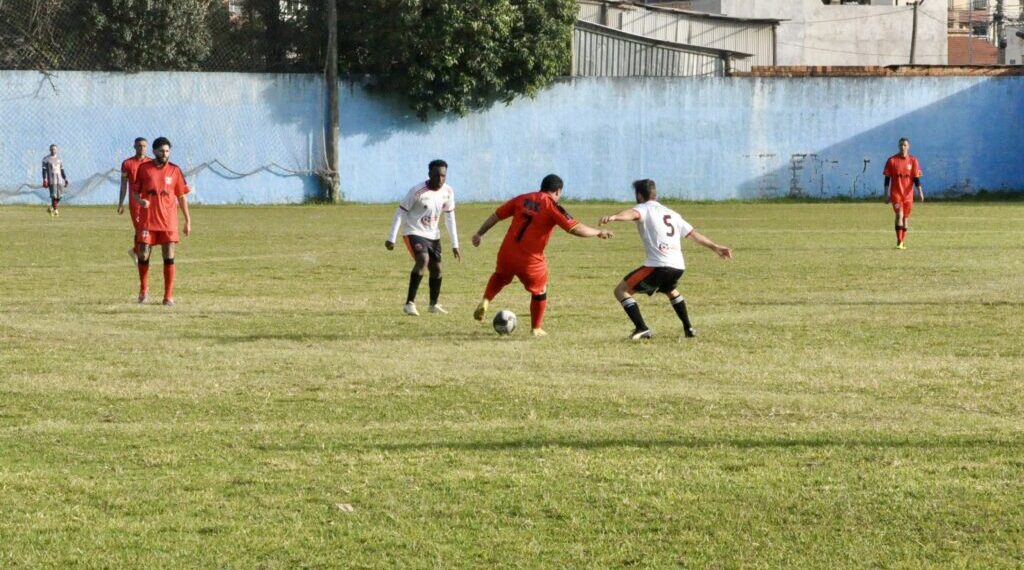 Quartas de final do campeonato interbairros de Poços acontecem neste sábado (16) e no próximo