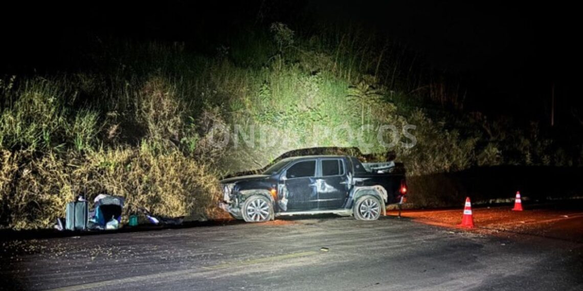 Caminhonete sai da pista e tomba após tentativa de ultrapassagem na MGC-267