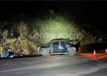 Caminhonete sai da pista e tomba após tentativa de ultrapassagem na MGC-267