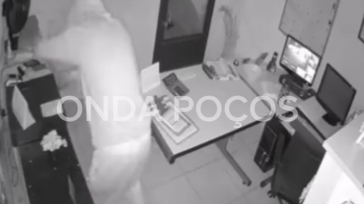 VÍDEO: estabelecimento é arrombado no Centro de Poços de Caldas