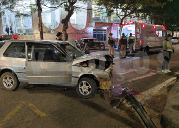 Motorista é preso por embriaguez após acidente entre dois carros no centro de Poços