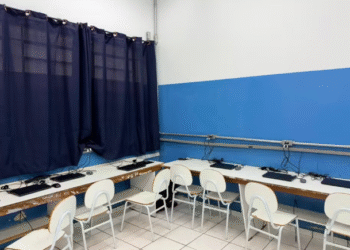 Jovem invade sala de aula e esfaqueia duas mulheres durante prova em escola