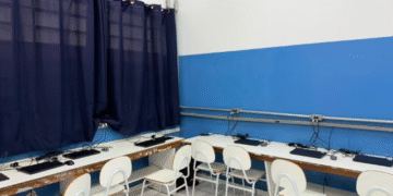 Jovem invade sala de aula e esfaqueia duas mulheres durante prova em escola