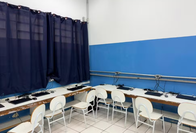 Jovem invade sala de aula e esfaqueia duas mulheres durante prova em escola