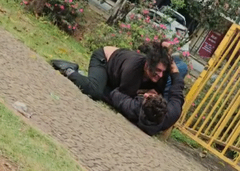 Vídeo mostra briga de moradores em situação de rua no centro de Poços de Caldas