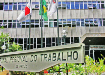 Empresa é condenada a pagar R$ 20 mil a funcionário por assédio moral e instalação de câmeras em vestiário