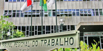 Empresa é condenada a pagar R$ 20 mil a funcionário por assédio moral e instalação de câmeras em vestiário