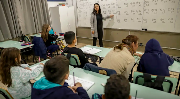 Senado aprova MP que estabelece piso de R$ 5.130 para professores
