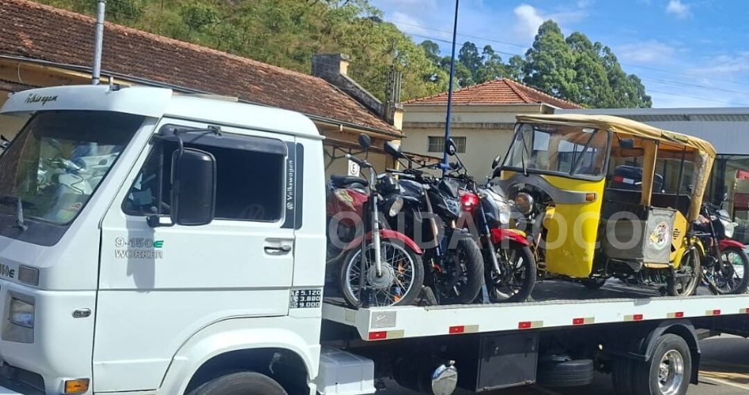 Blitz no feriado apreende 16 veículos em Poços, incluindo Tuk Tuk turístico