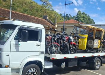 Blitz no feriado apreende 16 veículos em Poços, incluindo Tuk Tuk turístico